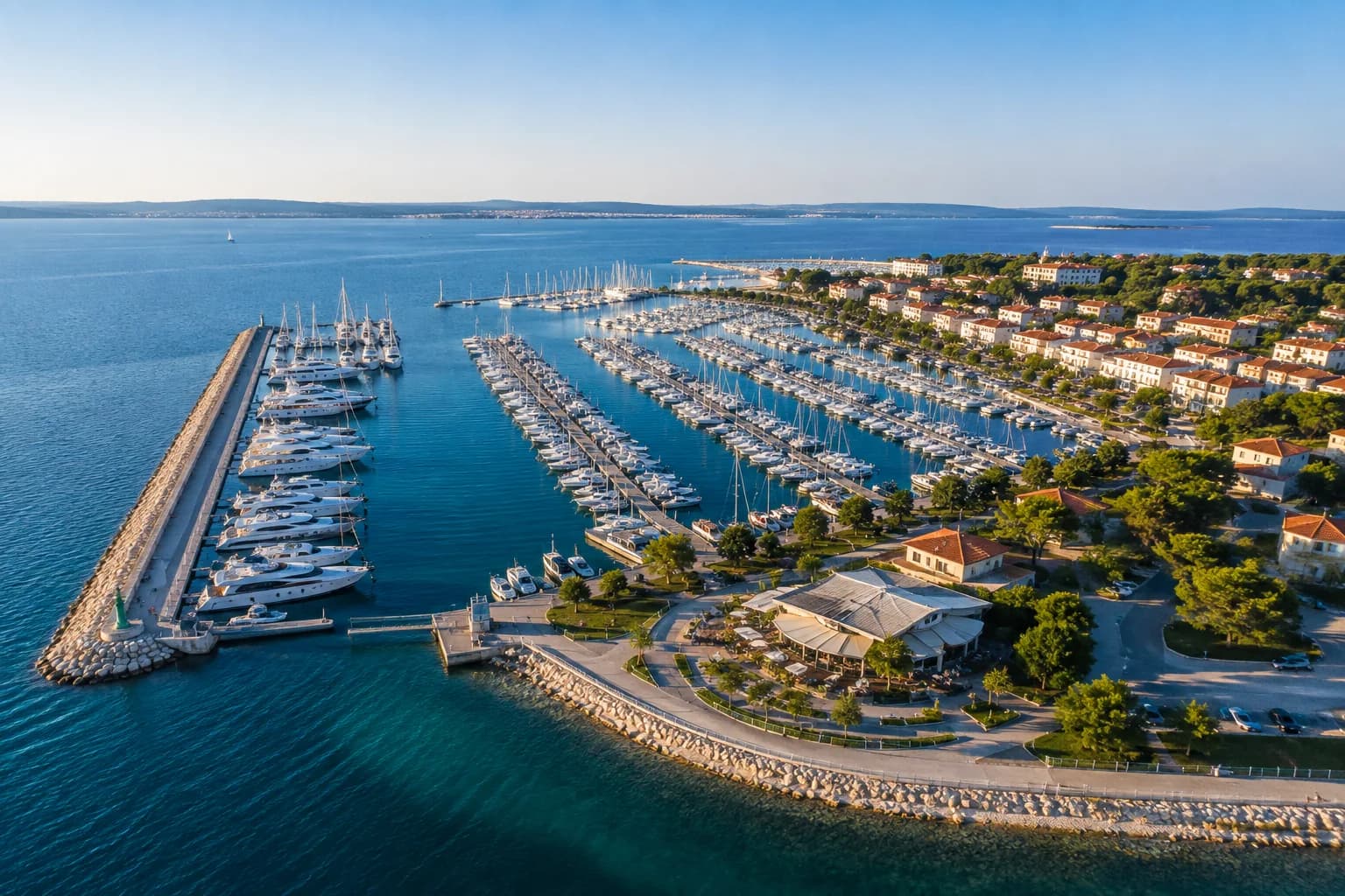 Aprilia Marittima, Italien · Nordadria — Lagunenmarina der Nordadria mit langen Stegreihen im Abendlicht.