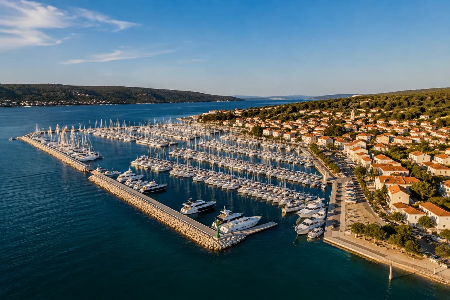 Punat im Kvarner, PrimaMare-Pilotrevier — Kvarner-Inselwelt mit ruhiger See zwischen bewaldeten Ufern.