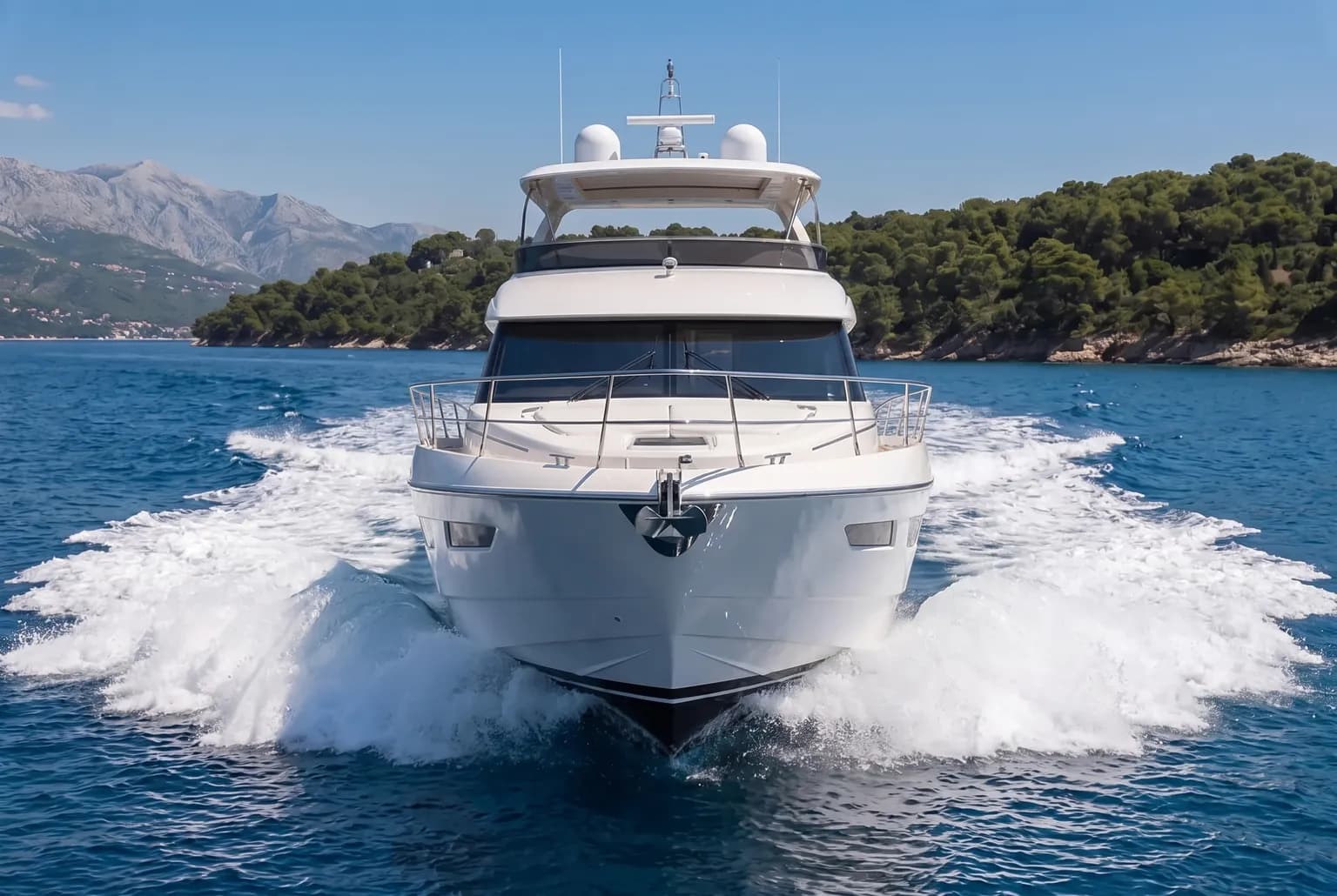 PrimaMare Grand, 18,5 bis 22 Meter — Bugansicht von vorn in voller Fahrt mit Gischt am Rumpf.