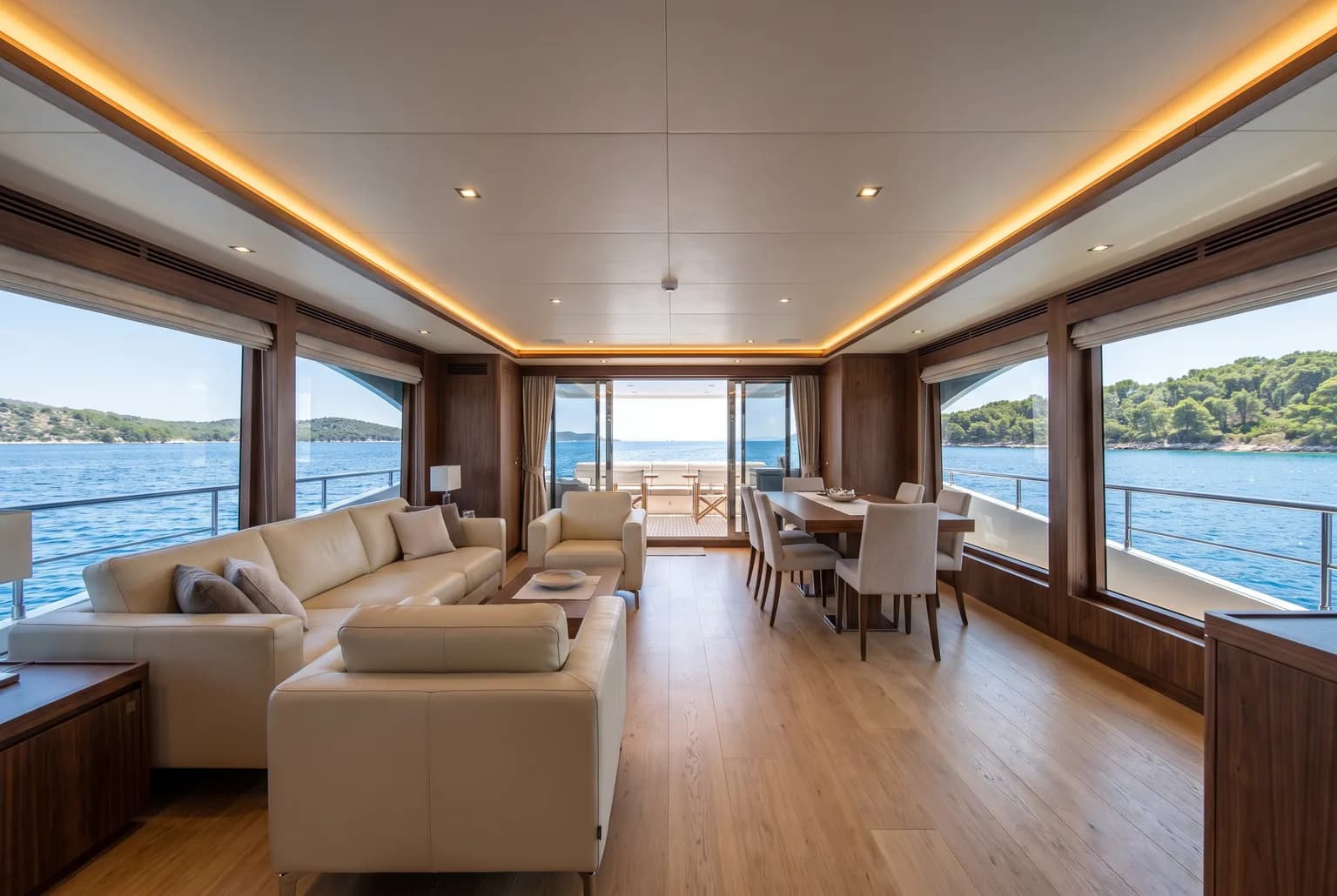 PrimaMare Grand, 18,5 bis 22 Meter — Salon mit Sitzgruppe, Panoramafenstern und offener Pantry.