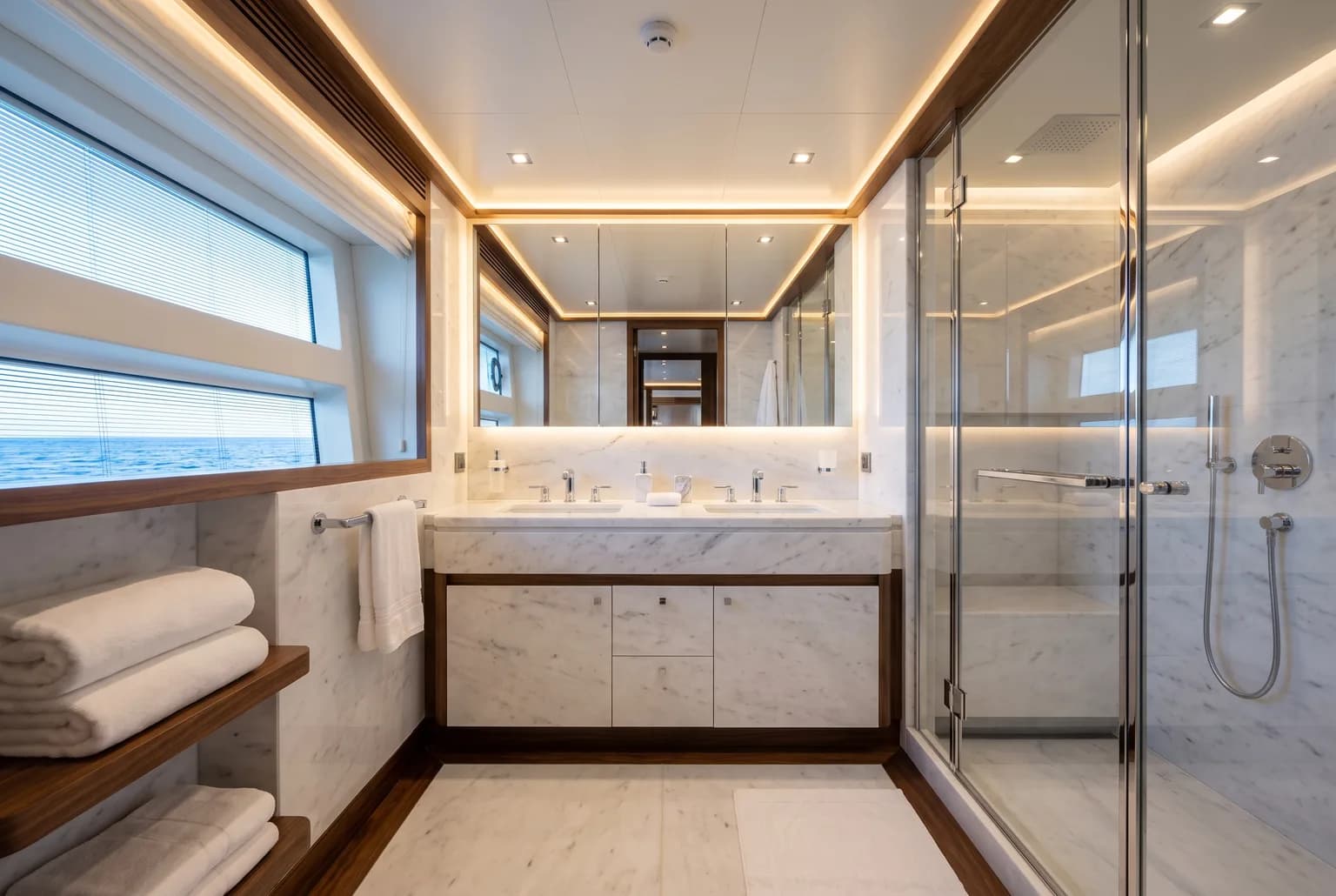 PrimaMare Grand, 18,5 bis 22 Meter — Bordbad mit Waschtisch, Spiegel und abgetrennter Dusche.
