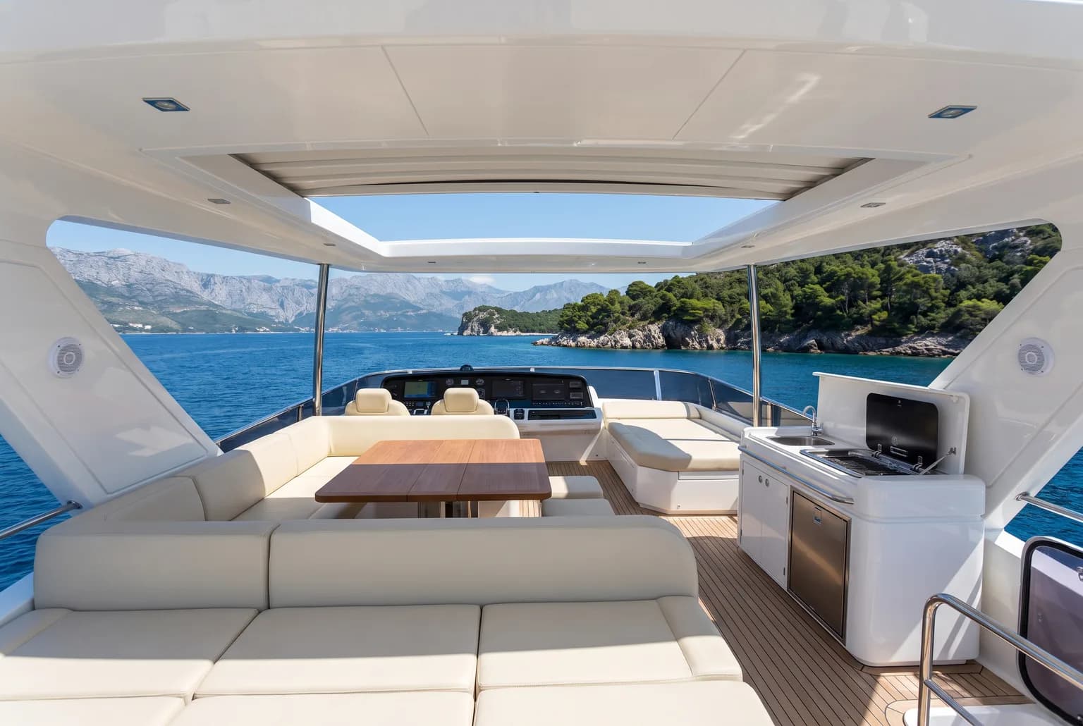 PrimaMare Grand, 18,5 bis 22 Meter — Flybridge mit Außensteuerstand, Sitzgruppe und Teakdeck.