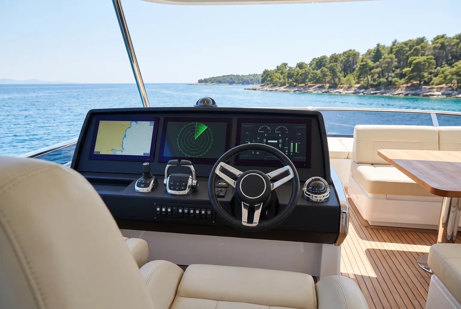 PrimaMare Premier, 15 bis 18,5 Meter — Flybridge mit Außensteuerstand, Sitzgruppe und Teakdeck.