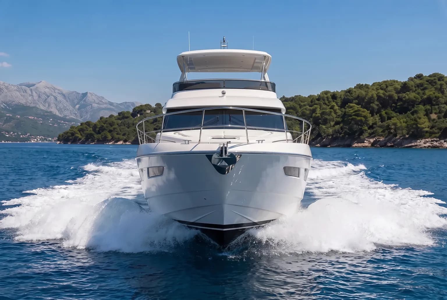 PrimaMare Essential, 12 bis 15 Meter — Bugansicht von vorn in voller Fahrt mit Gischt am Rumpf.