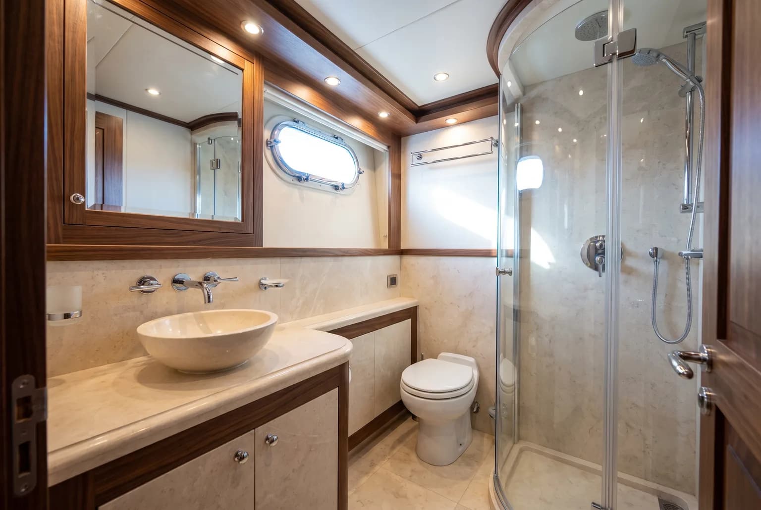 PrimaMare Essential, 12 bis 15 Meter — Bordbad mit Waschtisch, Spiegel und abgetrennter Dusche.