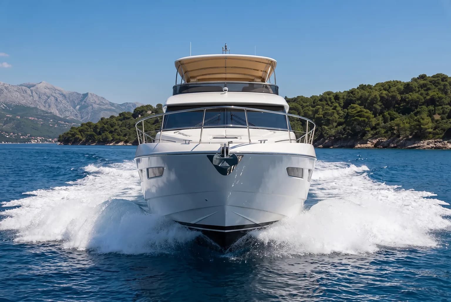 PrimaMare Premier, 15 bis 18,5 Meter — Bugansicht von vorn in voller Fahrt mit Gischt am Rumpf.