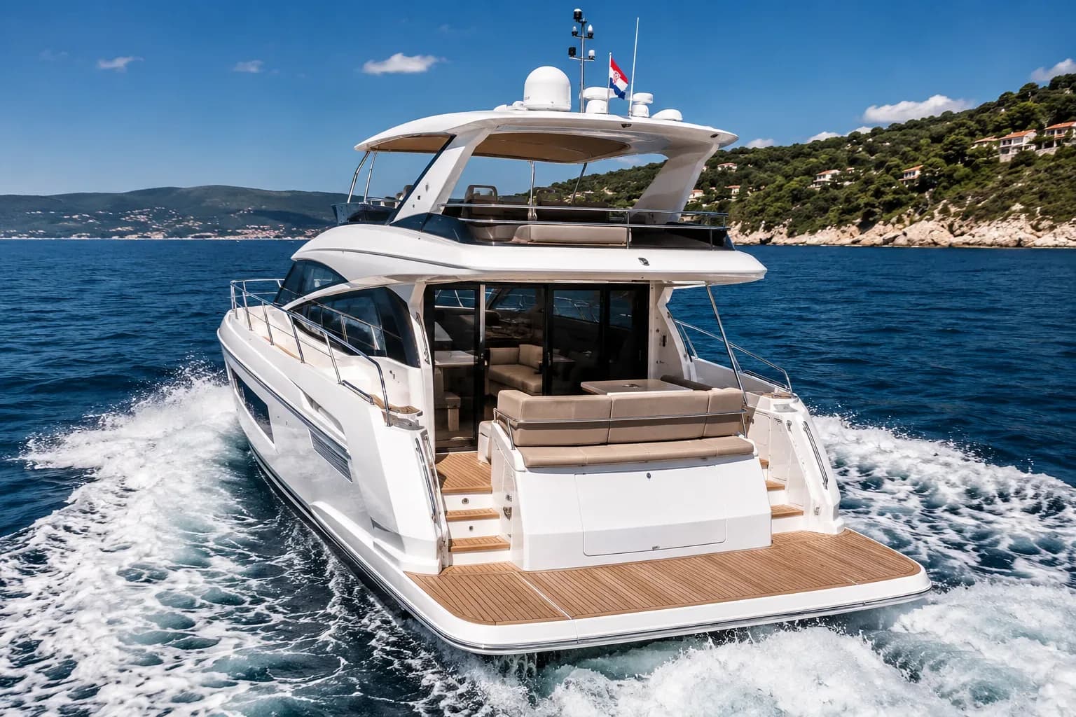 PrimaMare Premier, 15 bis 18,5 Meter — Heckansicht mit Teak-Badeplattform und offenem Cockpit.